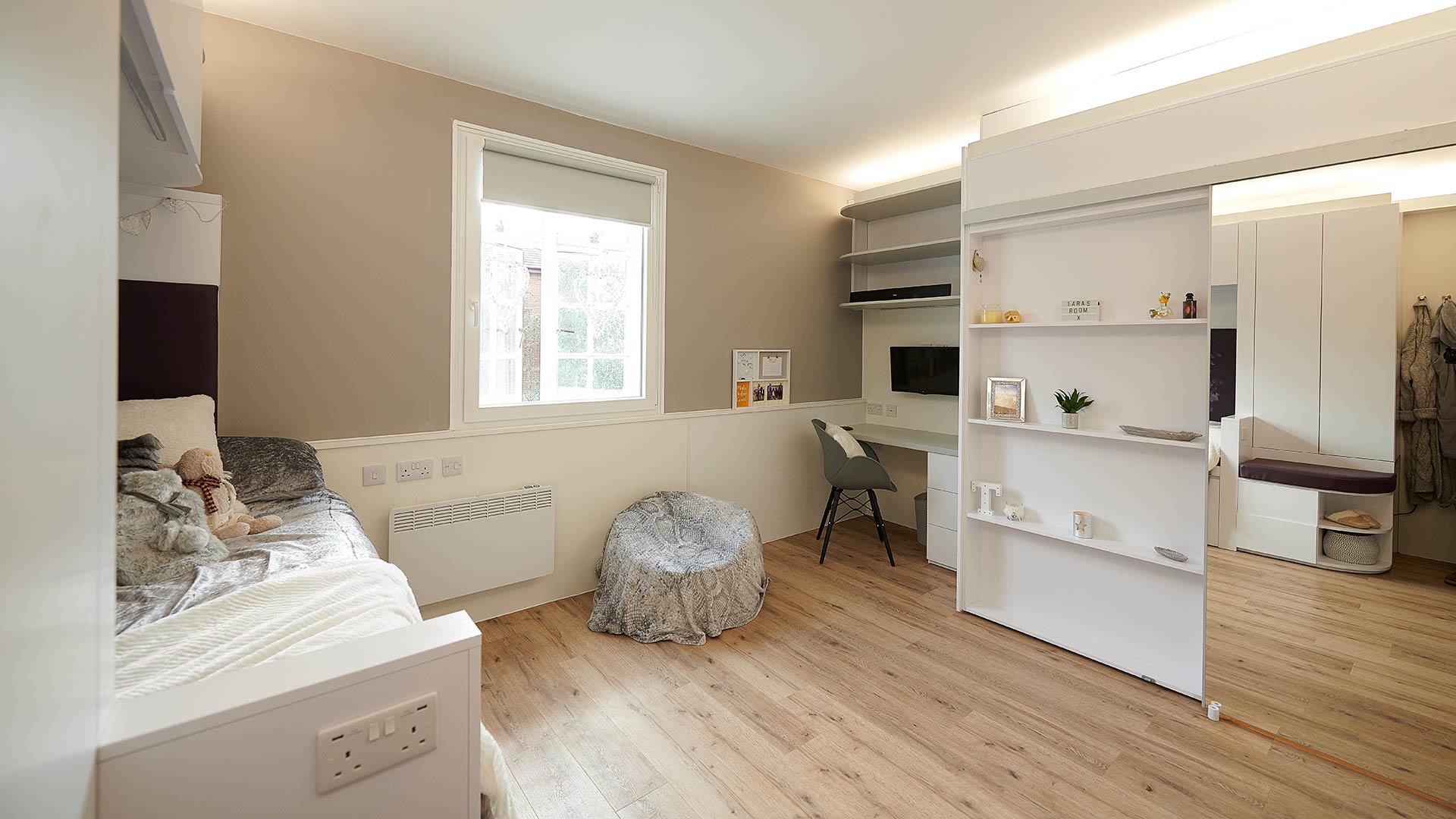 https://co-assets-bucket.s3-accelerate.amazonaws.com/uploads/1738932630970Main-Halls-bedroom.jpg